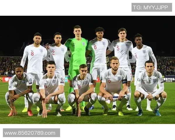 足球明星与超模携手演绎时尚广告展现运动魅力与优雅风范 足球明星与超模携手演绎时尚广告展现运动魅力与优雅风范