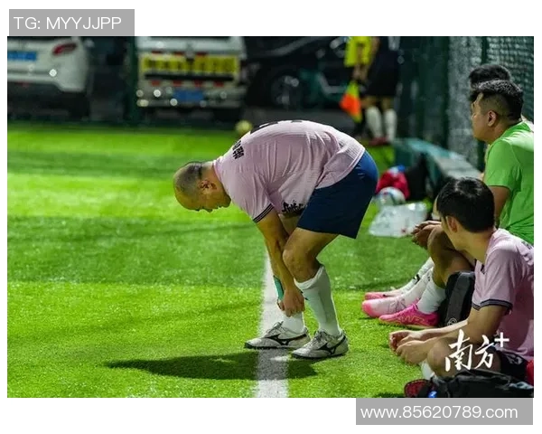 足球明星化身老年人挑战自我展现不同人生的精彩瞬间 足球明星化身老年人挑战自我展现不同人生的精彩瞬间