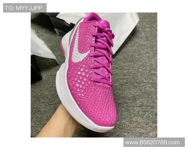 足球明星穿搭新风尚粉色战靴引领时尚潮流的魅力与个性 足球明星穿搭新风尚粉色战靴引领时尚潮流的魅力与个性